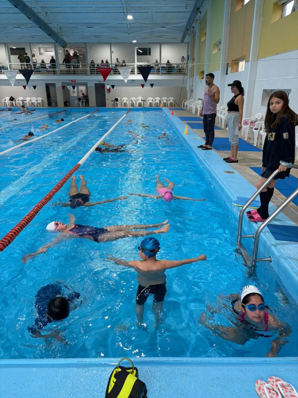Entrenamiento juvenil en piscina