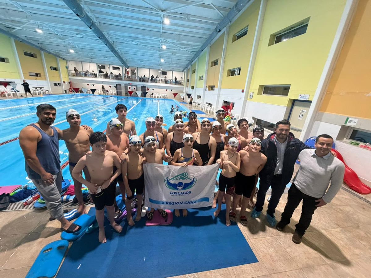 Niños entrenando natación