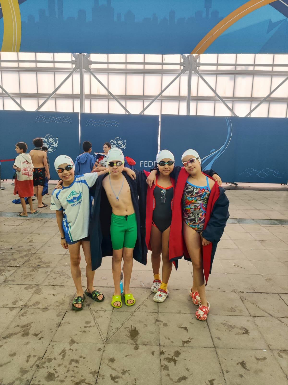 Equipo juvenil compitiendo