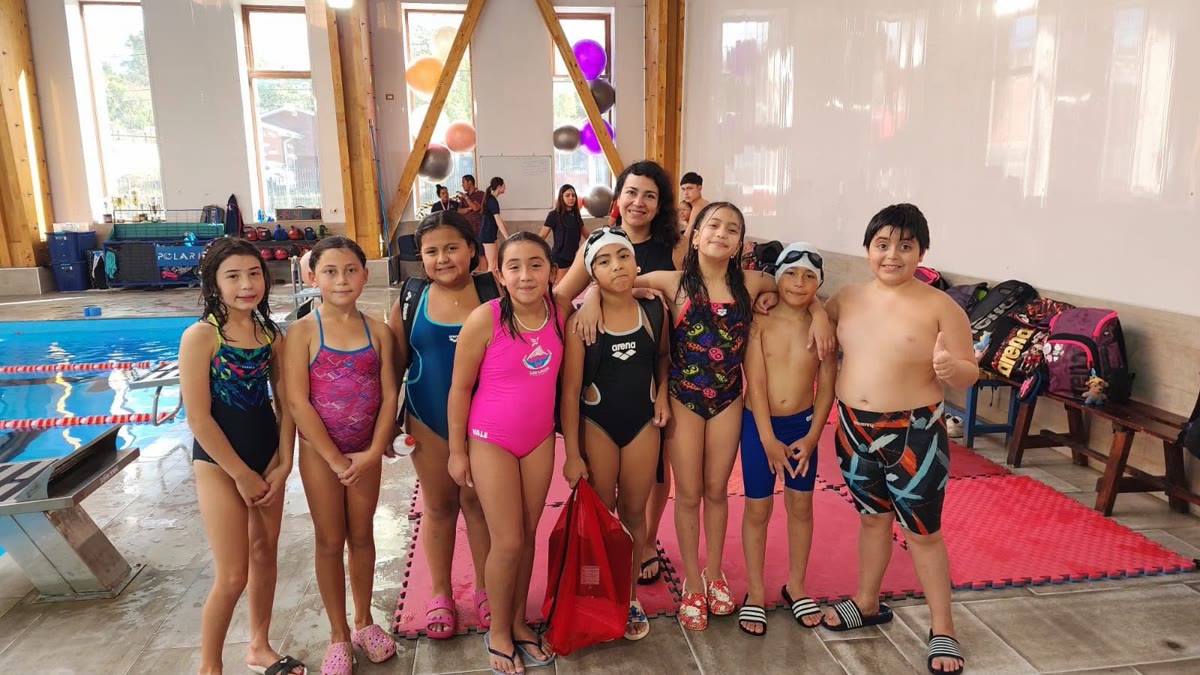 Nadadores juveniles en acción