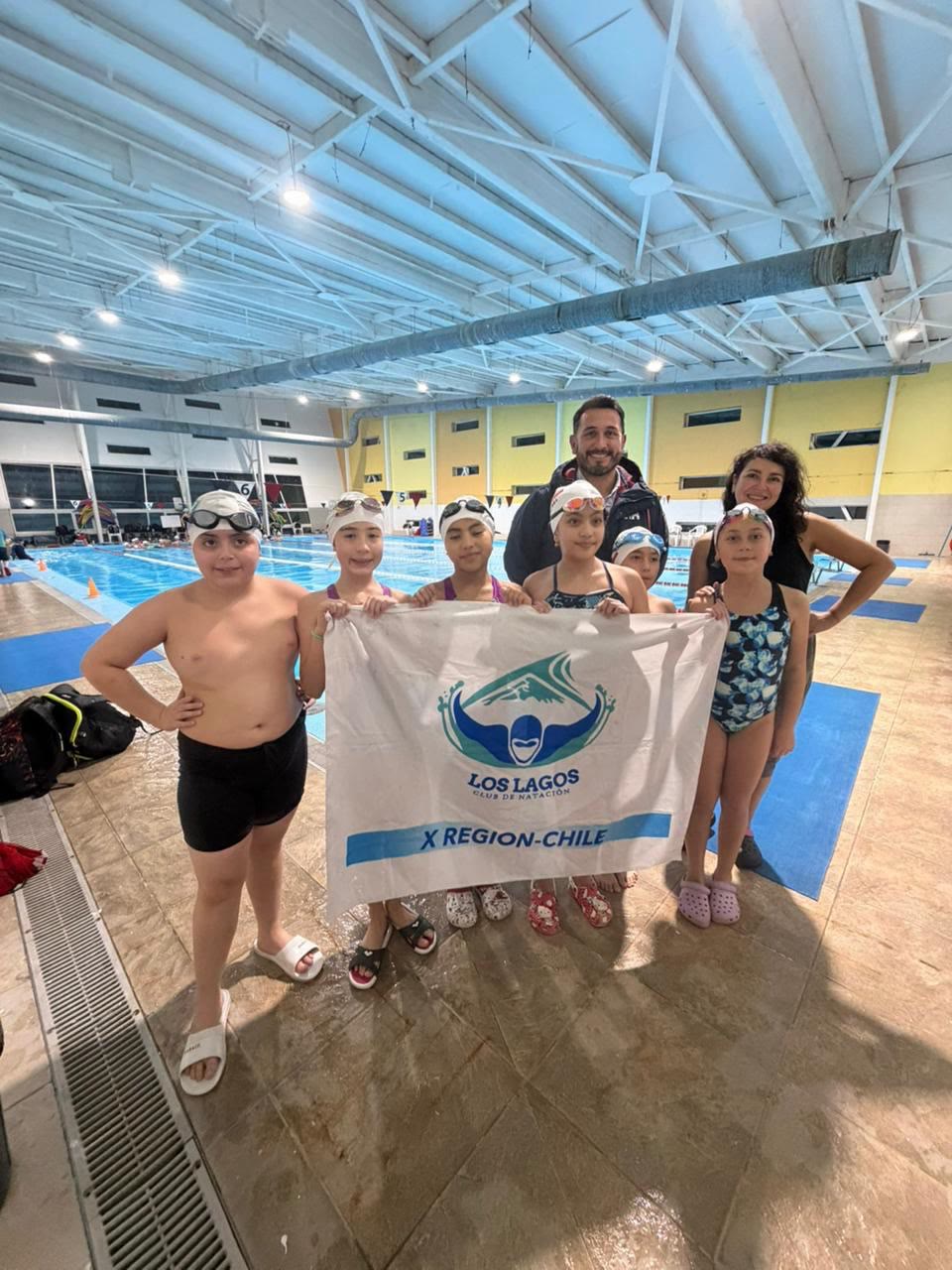Equipo juvenil entrenando en piscina
