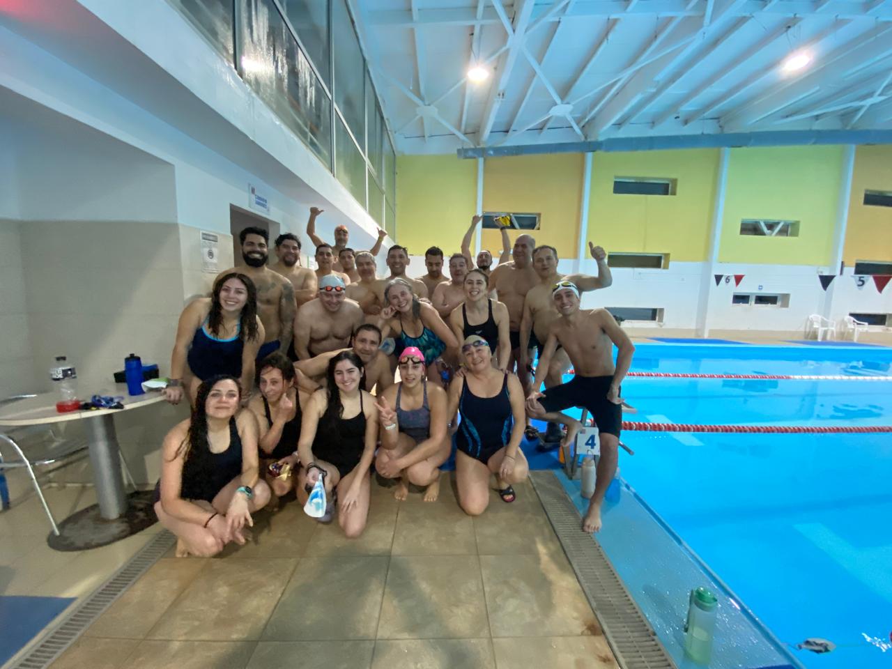 Equipo del Club Los Lagos en la piscina