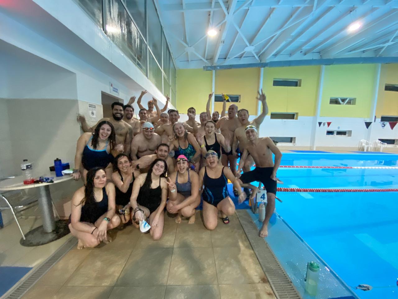 Nadadores del club compartiendo un entrenamiento
