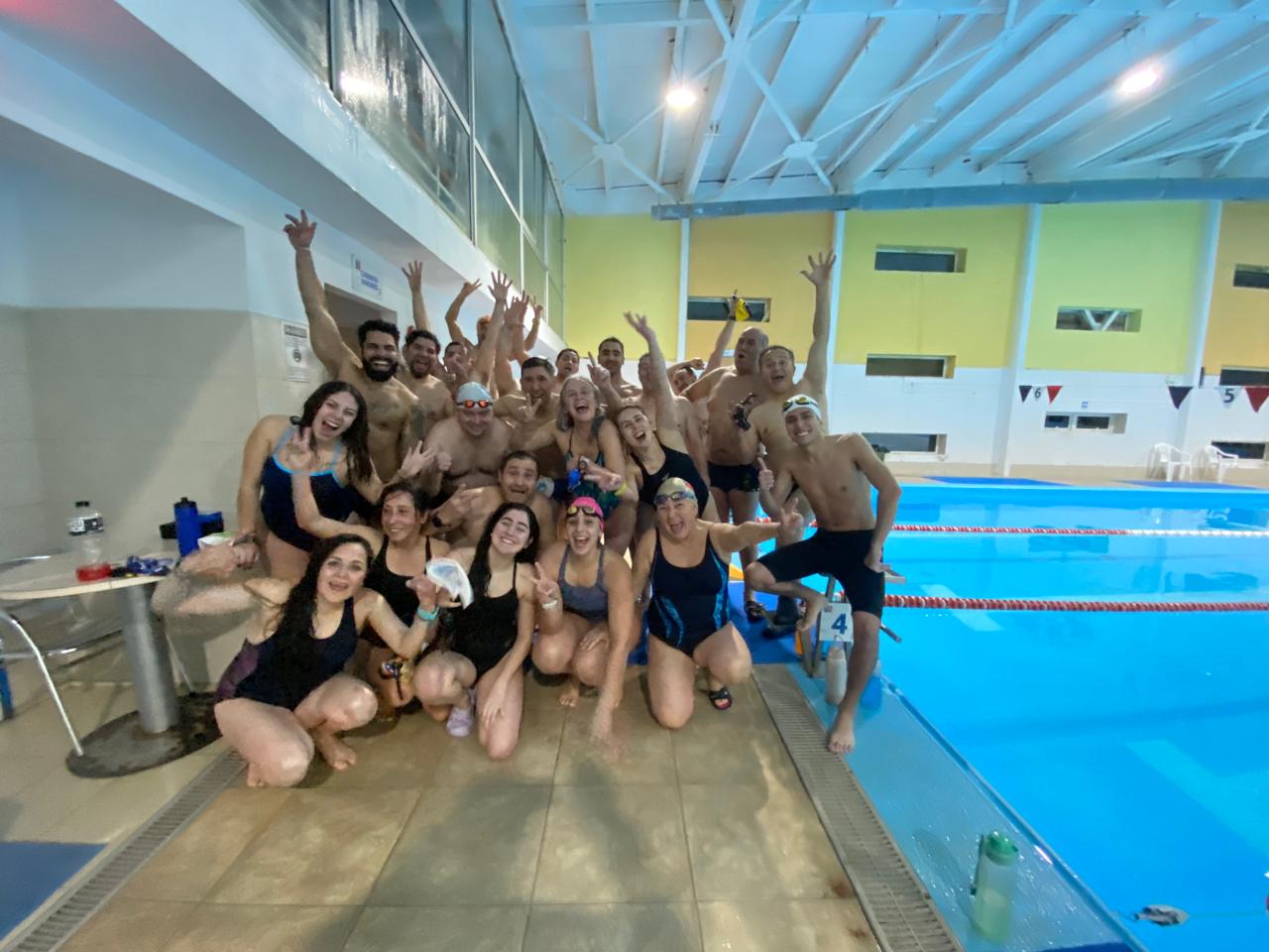 Grupo de entrenamiento en la Piscina ULagos